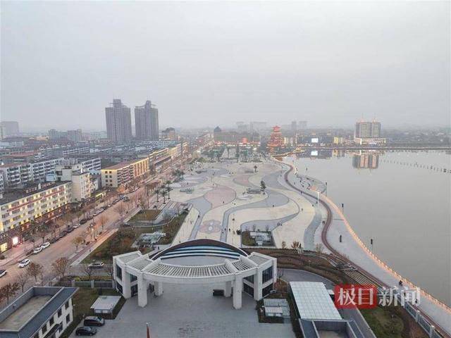 实探“山西清徐违规花上千万建景观”：剩100多棵仿真椰树已暂停拆移