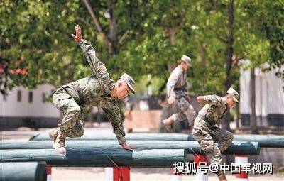 第83集团军某旅严格按照新版《军事体育训练大纲》施训—— 400米障碍，机关干部营连战士同台竞技