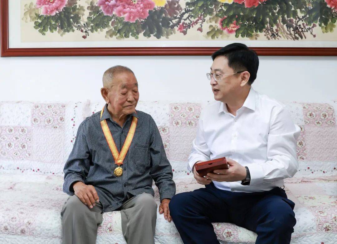 单义走访慰问抗战老同志并参观赵尚志纪念馆