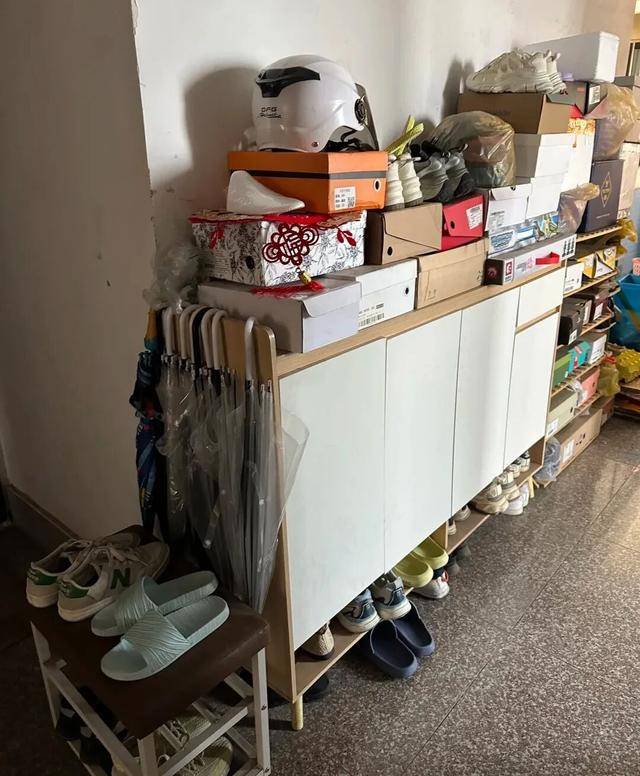 物业“不让门口放鞋子”，门口放鞋柜违法吗？