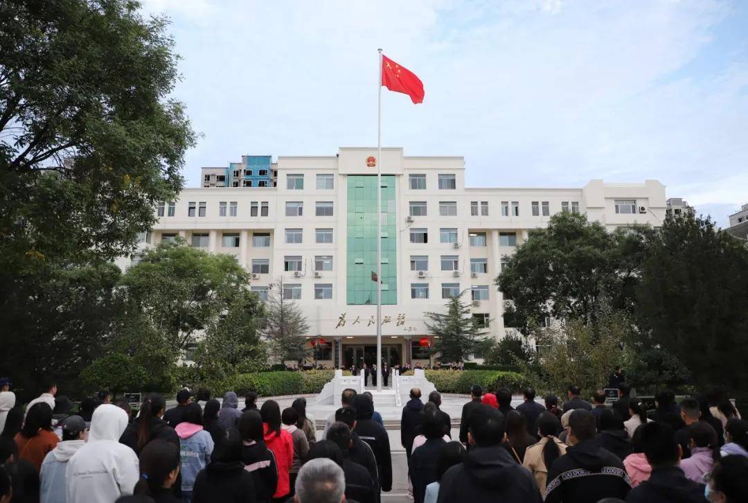 “一家几口都是公务员”，人口小县财政供养入不敷出！副部级退休官员建议按比例削减公务人员！