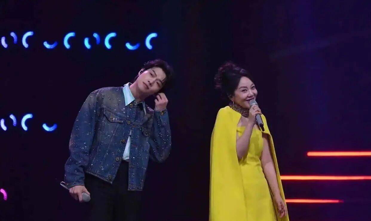 闫妮微醺式演唱再上热搜！35岁爆红后速成大满贯视后，她是松弛美学的代言人