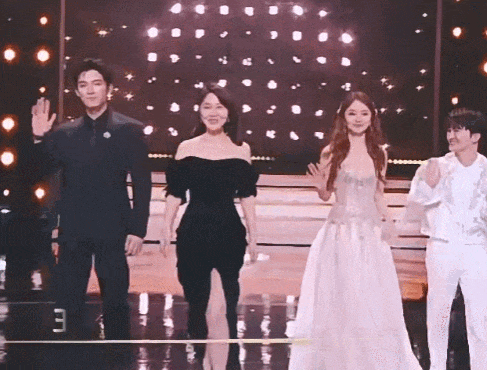 闫妮微醺式演唱再上热搜！35岁爆红后速成大满贯视后，她是松弛美学的代言人