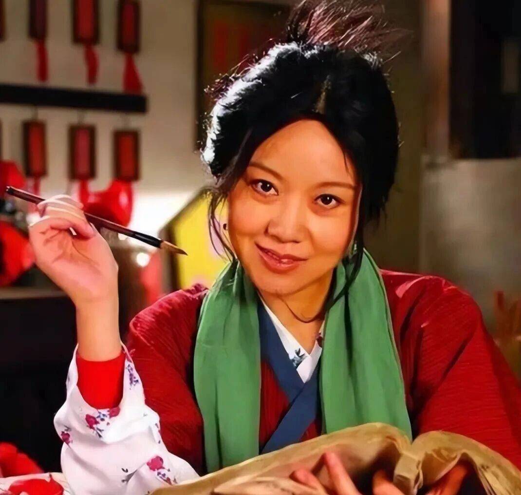 闫妮微醺式演唱再上热搜！35岁爆红后速成大满贯视后，她是松弛美学的代言人