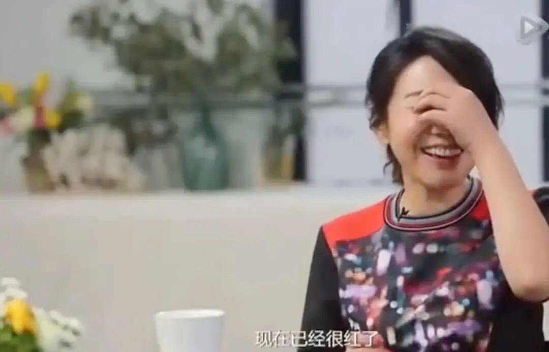 闫妮微醺式演唱再上热搜！35岁爆红后速成大满贯视后，她是松弛美学的代言人