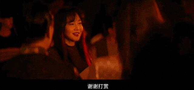 闫妮微醺式演唱再上热搜！35岁爆红后速成大满贯视后，她是松弛美学的代言人