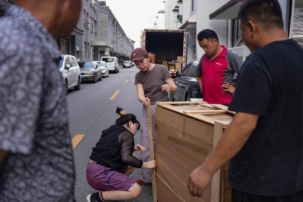 当年轻人走进二手市场：“买二手是年轻人更聪明的选择”