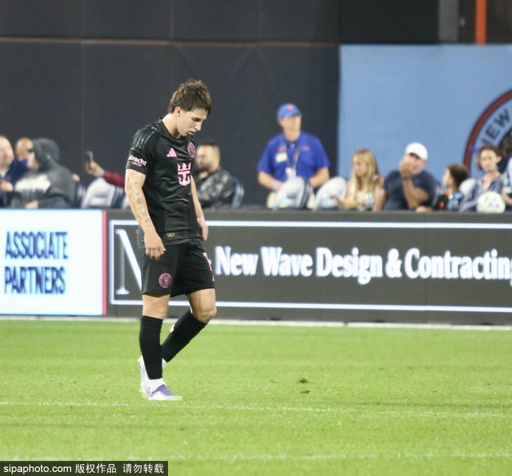 邓弗里斯被换下后的不满与齐沃的回应：愤怒是球员的动力源泉