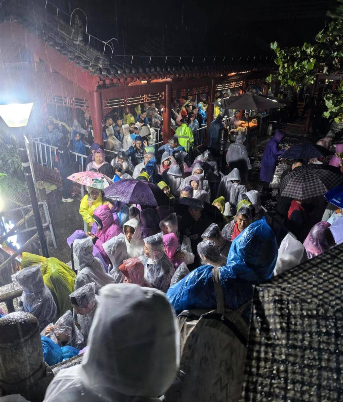 华山景区紧急关闭徒步线路！有游客称昨晚在北峰索道排队5小时，将近午夜才下山