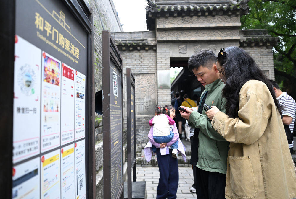 假日经济活力观察：“出入口经济”点亮西安城墙