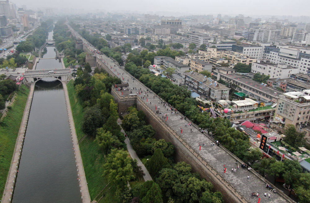 假日经济活力观察：“出入口经济”点亮西安城墙