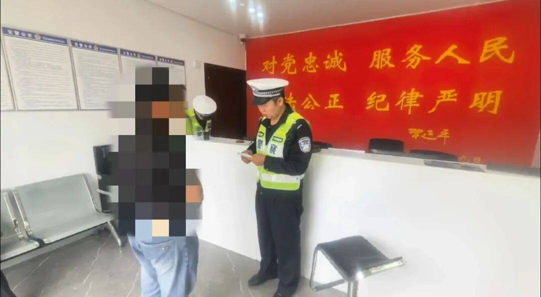 举报！贵B59***号小型轿车加装射灯闪后车！民警：查！