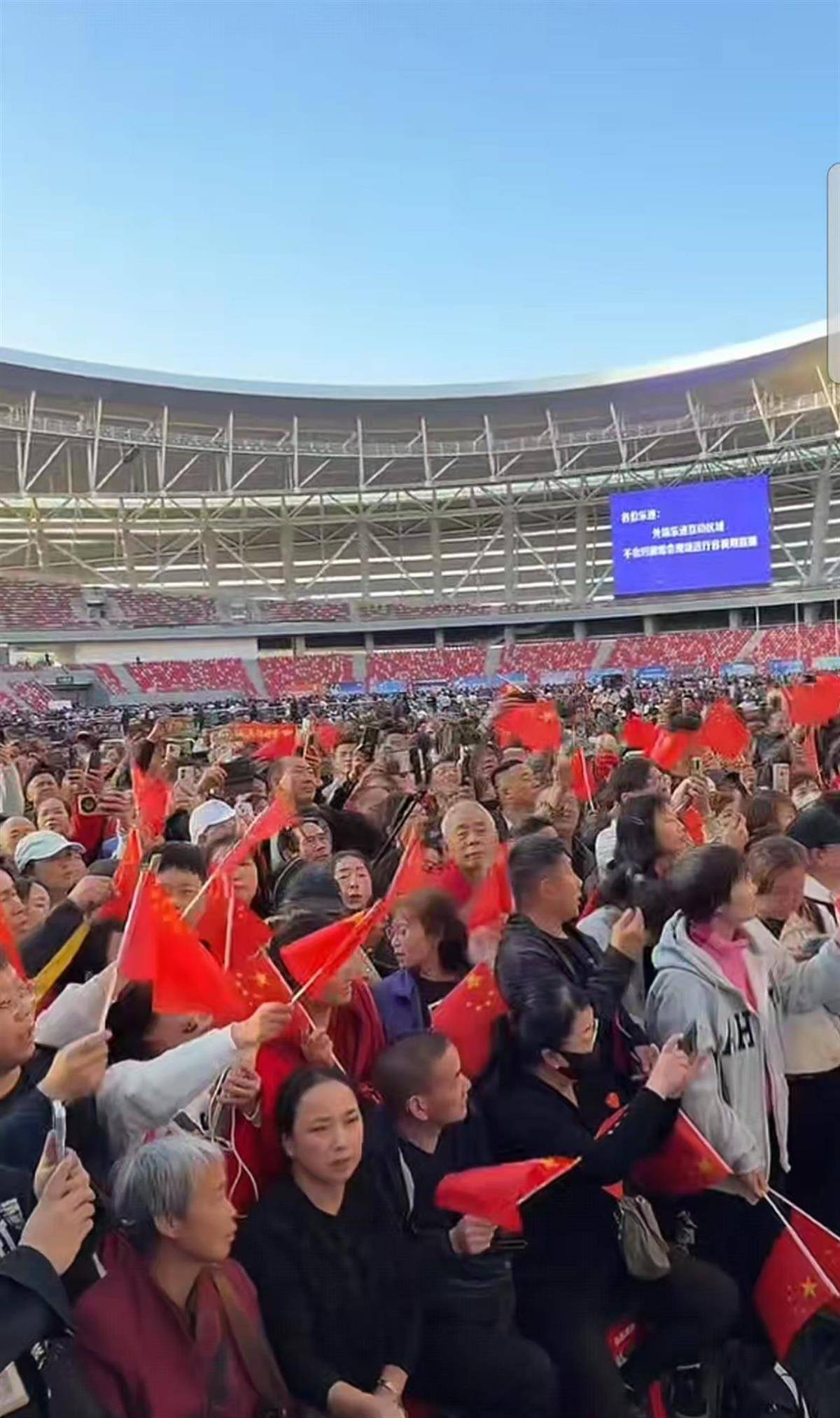 刀郎乌鲁木齐演唱会开唱，场外有刀迷免费为大家提供伙食，民宿老板宣布：持演唱会门票免费入住