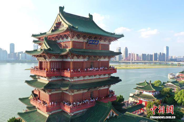 江西南昌：江南名楼滕王阁引游客纷至沓来