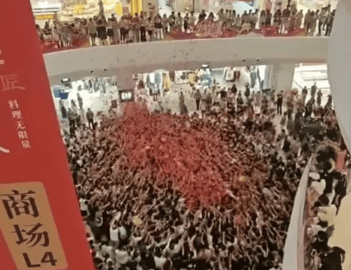 “天降红包雨”引发拥挤致顾客摔倒受伤，三亚大悦城致歉