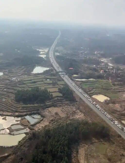 一家三口开2架飞机回老家,300公里仅用80分钟:“我带女儿开一架,妻子另开一架,油费200多元”