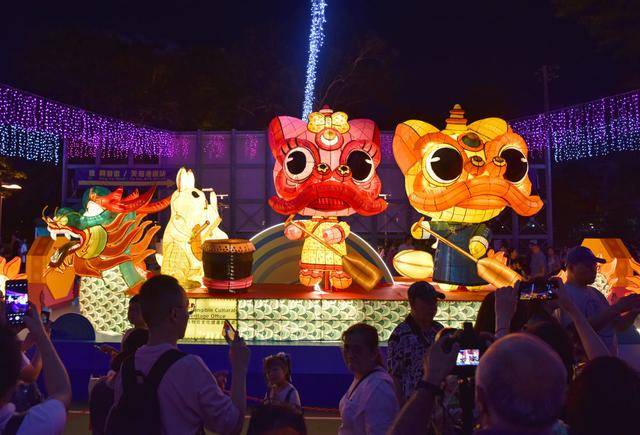 特写：华灯闪耀 团圆味浓——香港举行彩灯会喜迎中秋佳节