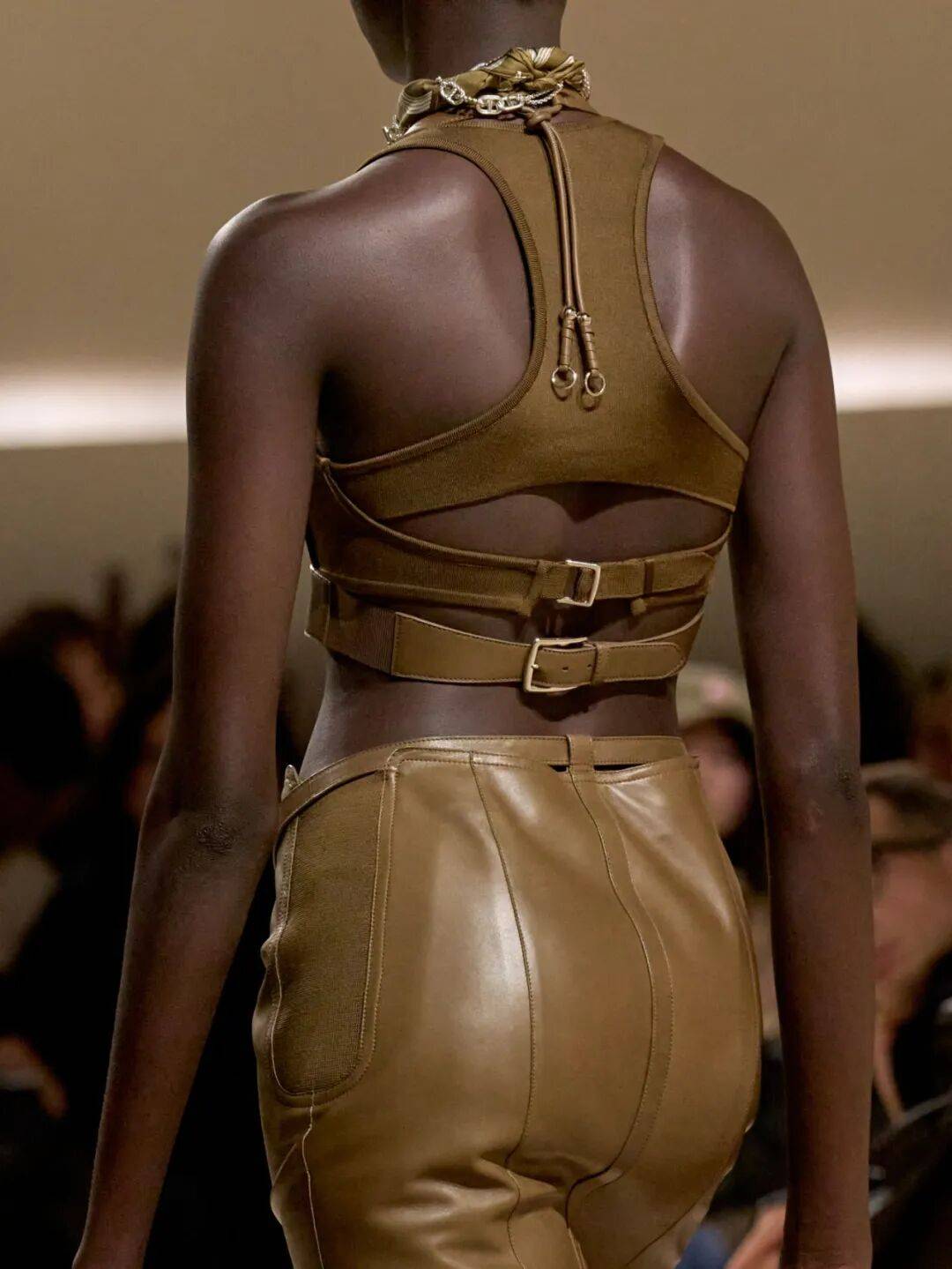 Hermès的女骑士，在沙滩上自由驰骋