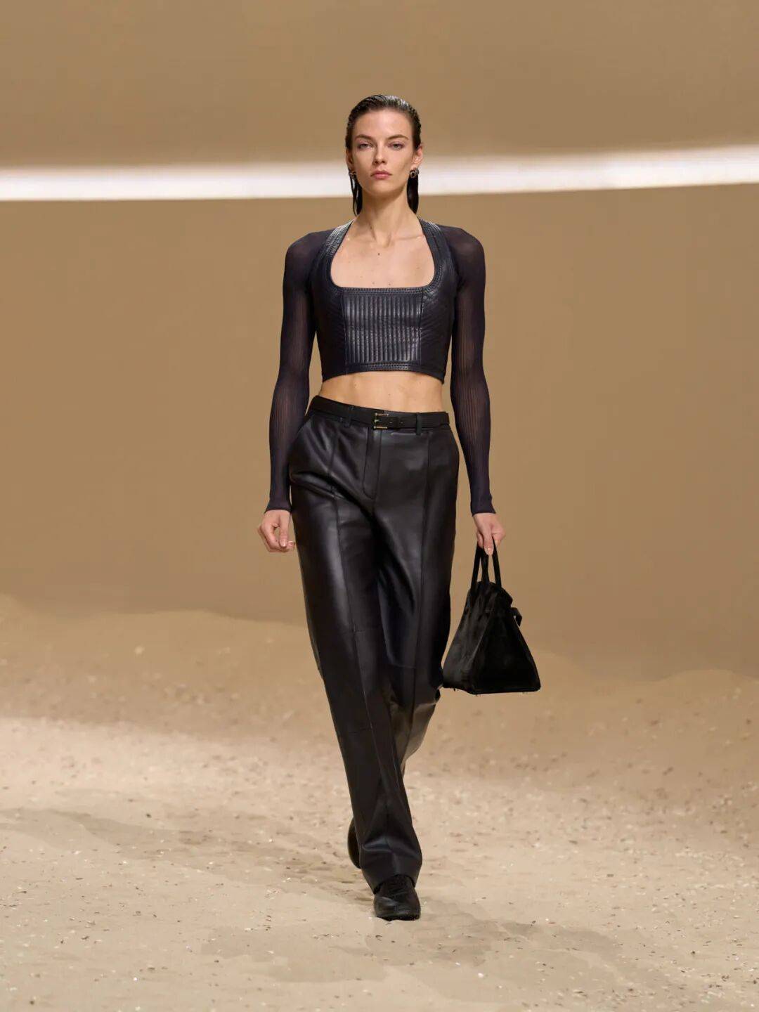 Hermès的女骑士，在沙滩上自由驰骋