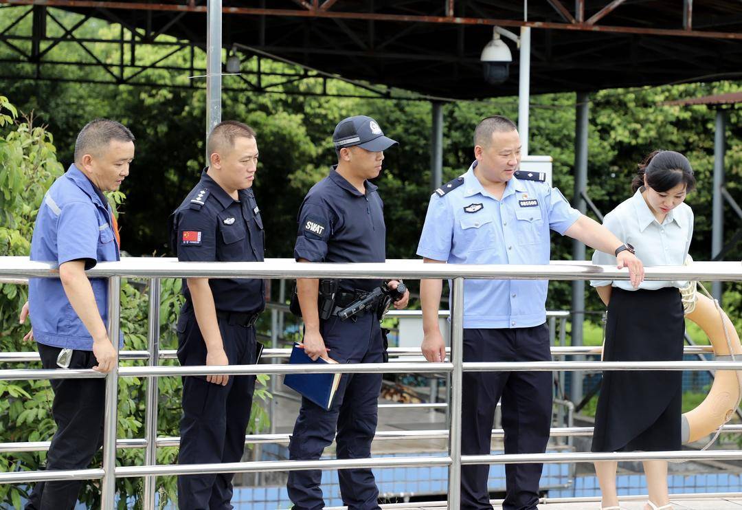 含泪送别！四川屏山县公安局副局长李虎办案途中坠江牺牲：“怕个啥，干就是！”是他的口头禅