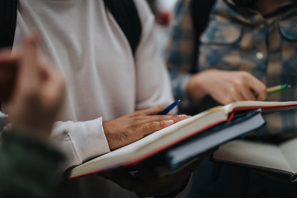 开学前接调岗电话，小学老师仓促教初中