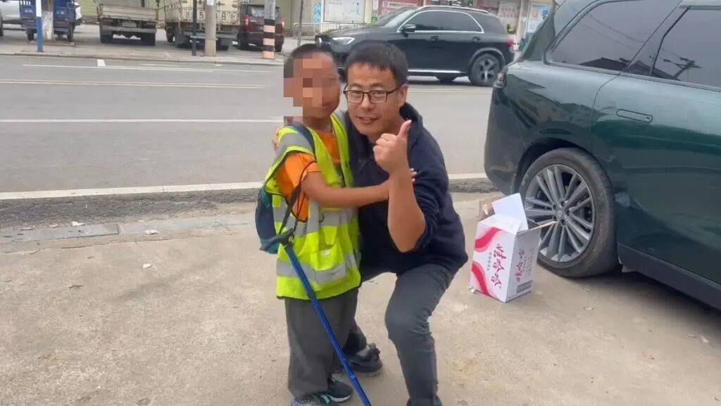 湖北一男子辞掉月薪2万元工作，带9岁儿子徒步千里，计划60天走到山东……原因让人泪目